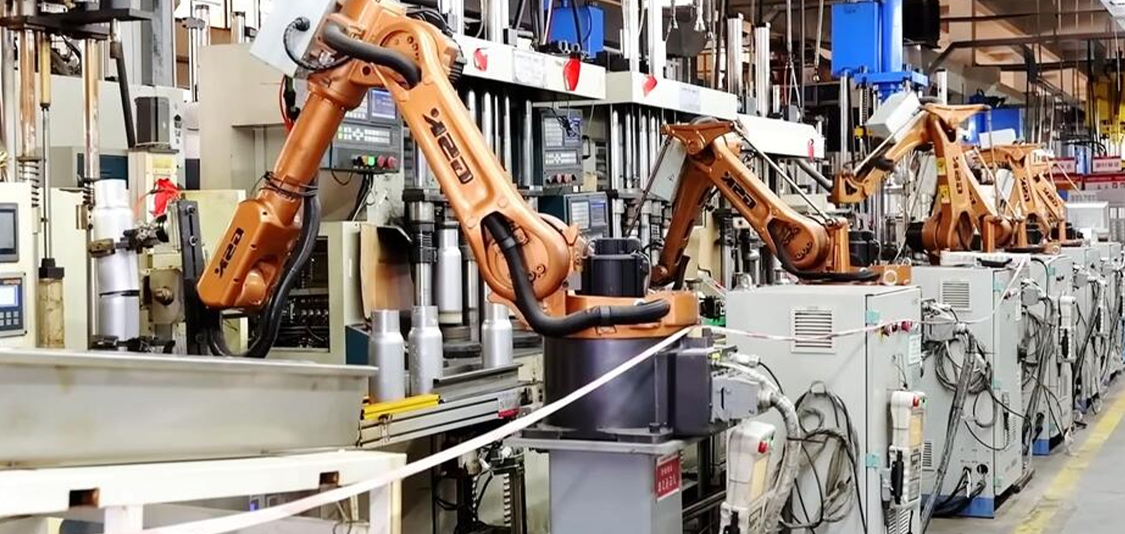 scale production of bulk custom water bottles in automated factory line